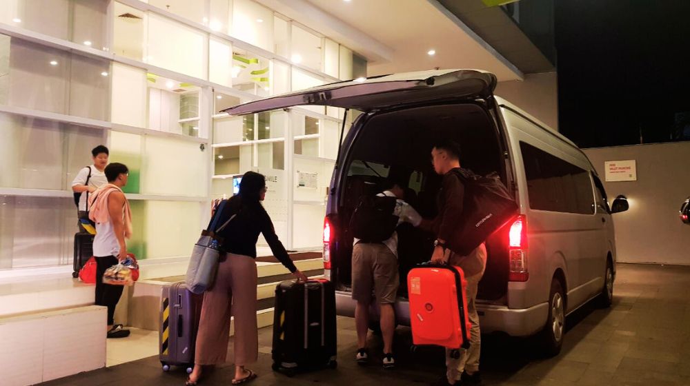 Mobil hiace commuter jadi solusi alternatif untuk perjalanan travel