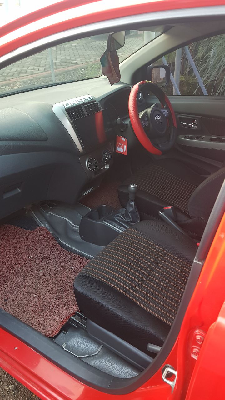 tampilan interior mobil toyota agya