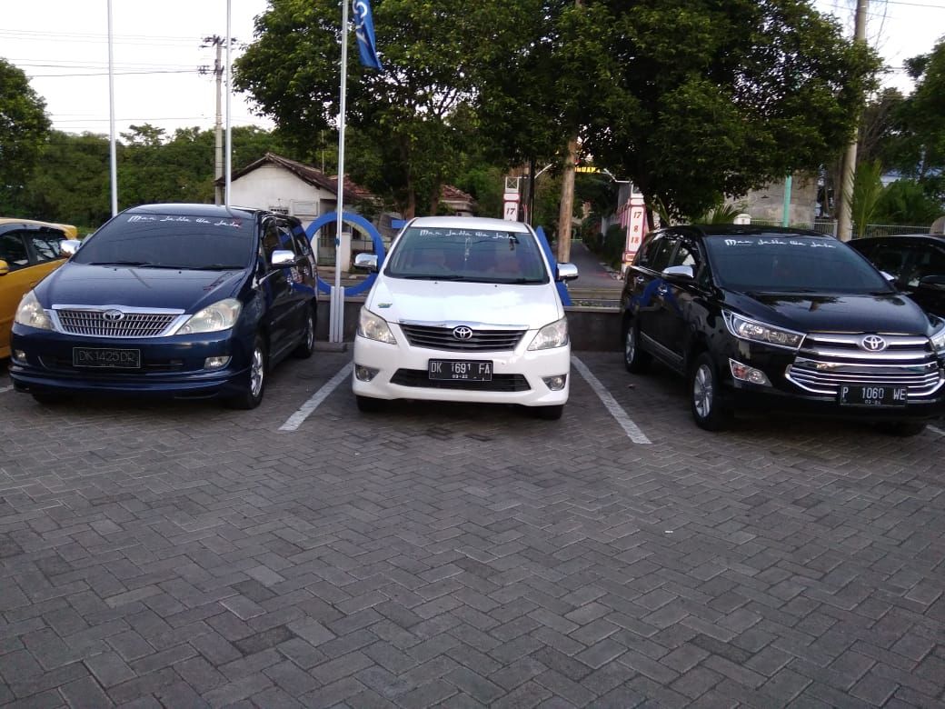 foto mobil rental berjajar rapi
