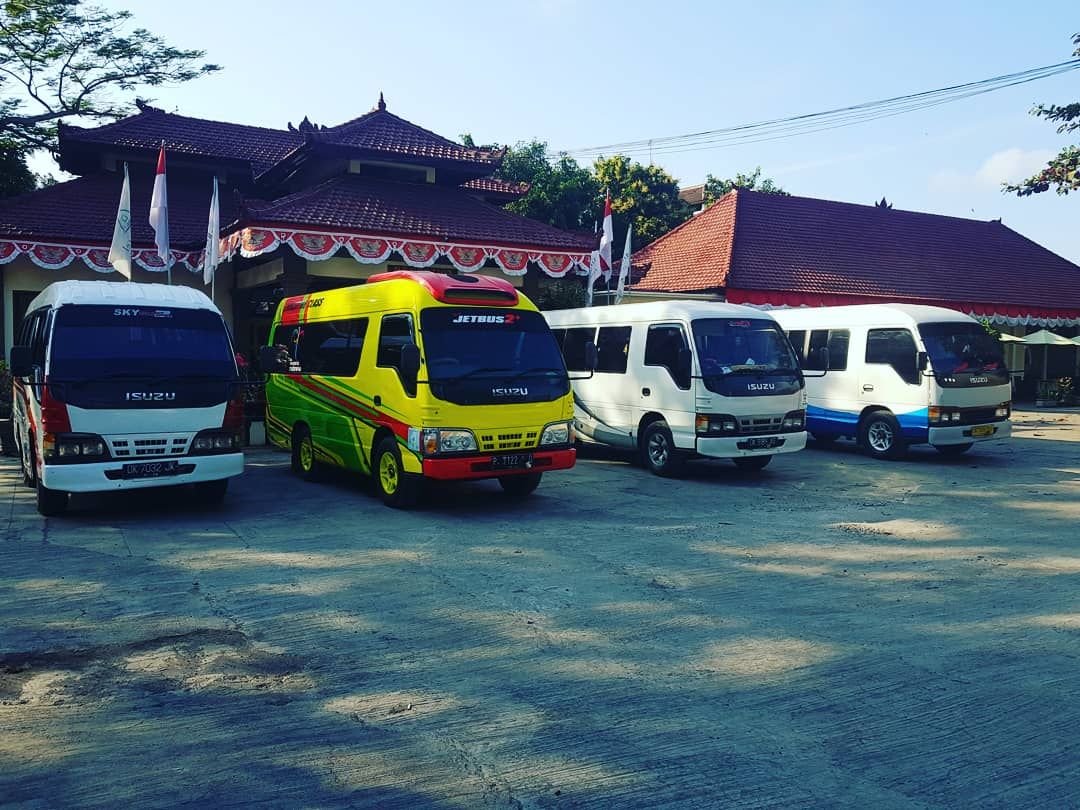 tampilan unit mobil isuzu elf long