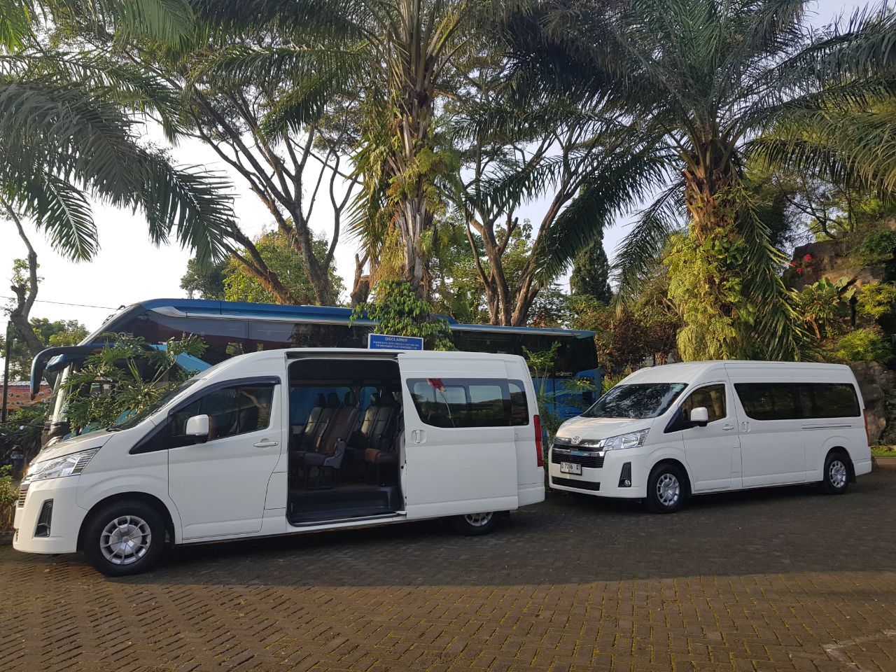 tampilan mobil toyota hiace premio