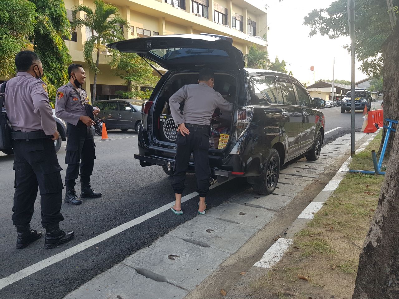 dinas kepolisian menggunaka mobil rental menara timur tour & travel