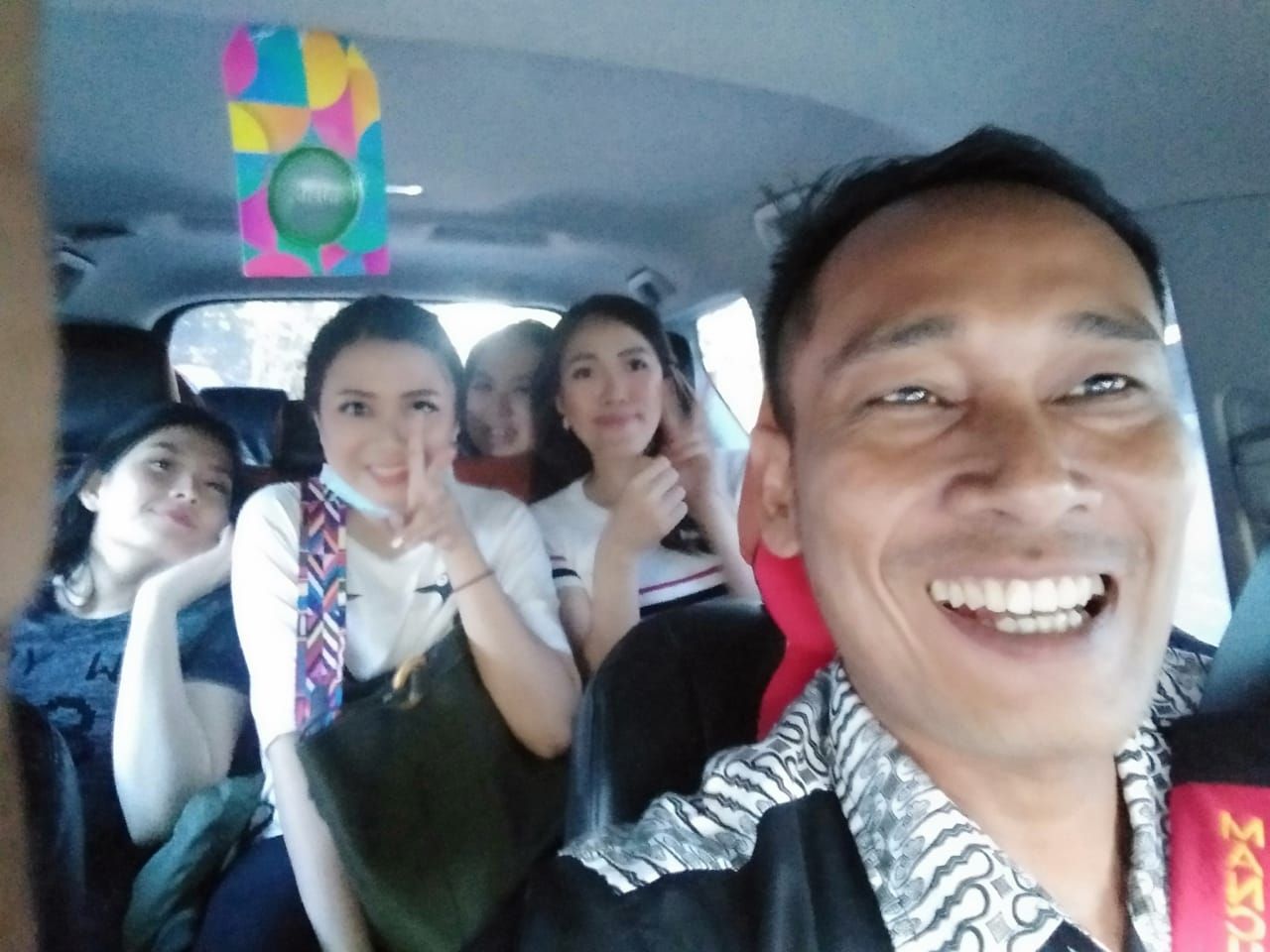 suasana didalam mobil ketika perjalanan bersama keluarga