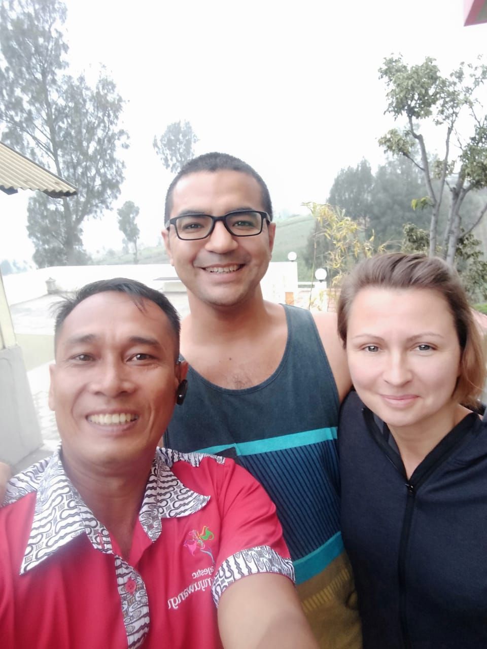 foto selfi dengan sepasang kekasih bule di bali